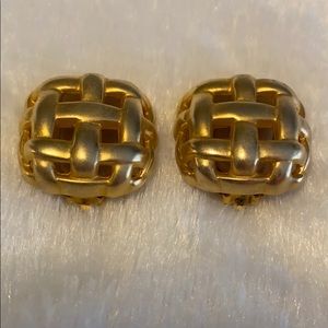 Gold-tone clip earrings. Very classy! Measure 1”.